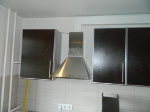 Установка вытяжки на кухне в Сысерти