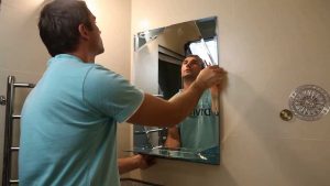 Установка зеркала в ванной в Сысерти