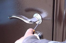 Замена дверной ручки металлической двери в Сысерти