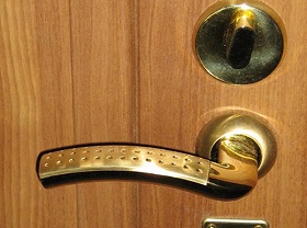 Замена дверной ручки входной двери в Сысерти