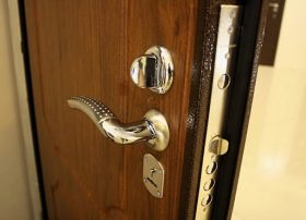 Замена входной двери в квартире в Сысерти