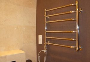 Установка электрического полотенцесушителя в ванной в Сысерти